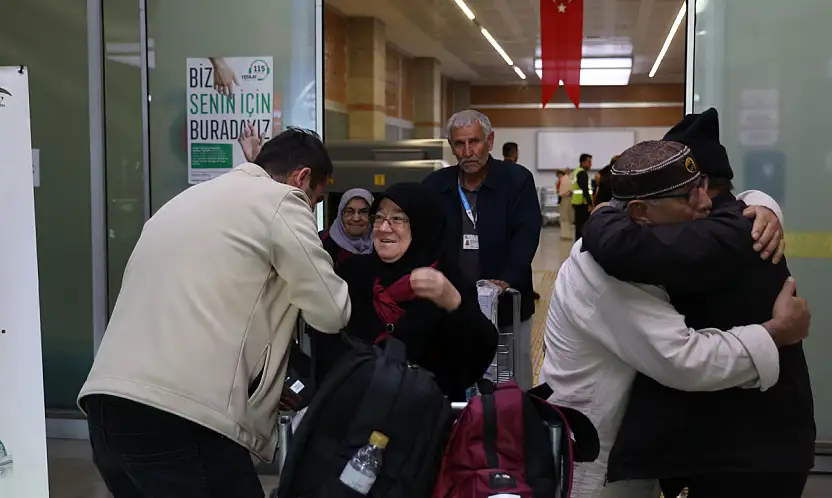 'Vefa Umresi'nin' Üçüncü Kafilesi Konya'ya Döndü! Başvurular Devam Ediyor