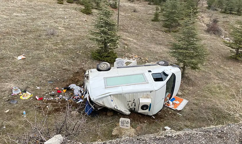 Yağıştan kayganlaşan Konya yolunda facia: Kamyonet şarampole uçtu