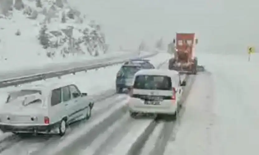 Yola çıkacaklar dikkat! Konya'nın o bölgesine kar yağışı başladı!